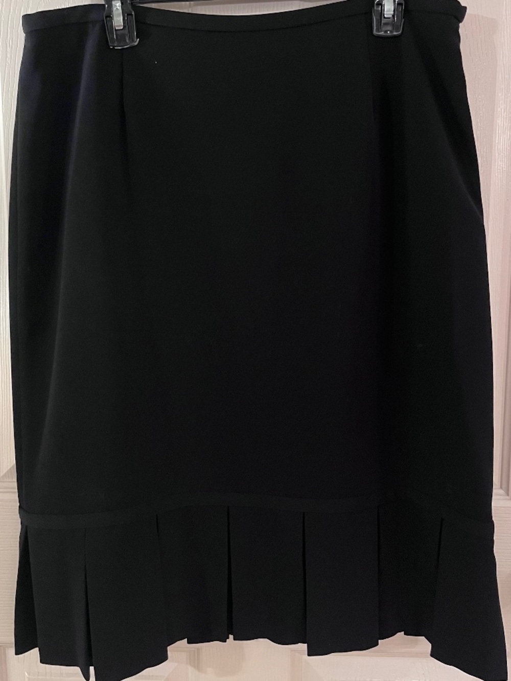 Like New Valerie Stevens Black Pencil Skirt with Accordion Pleated Hem - Size 14